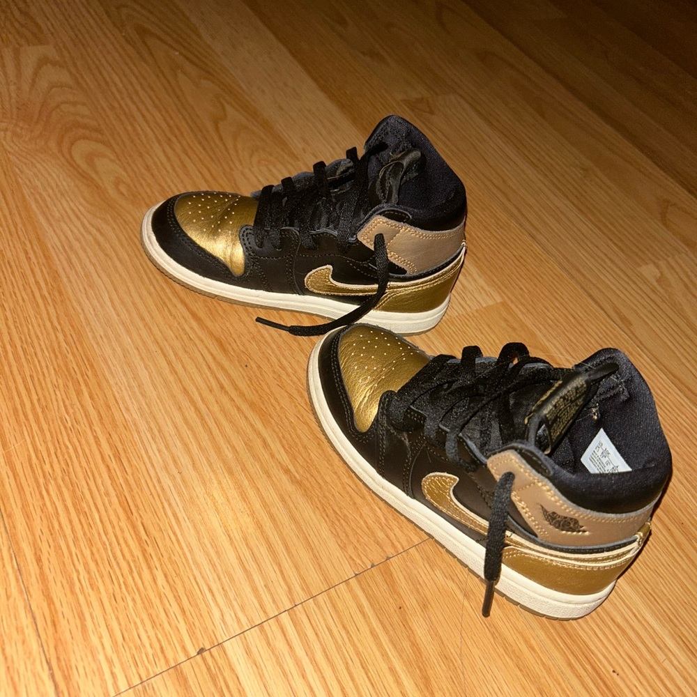Nike Kids Black and Gold Sneakers